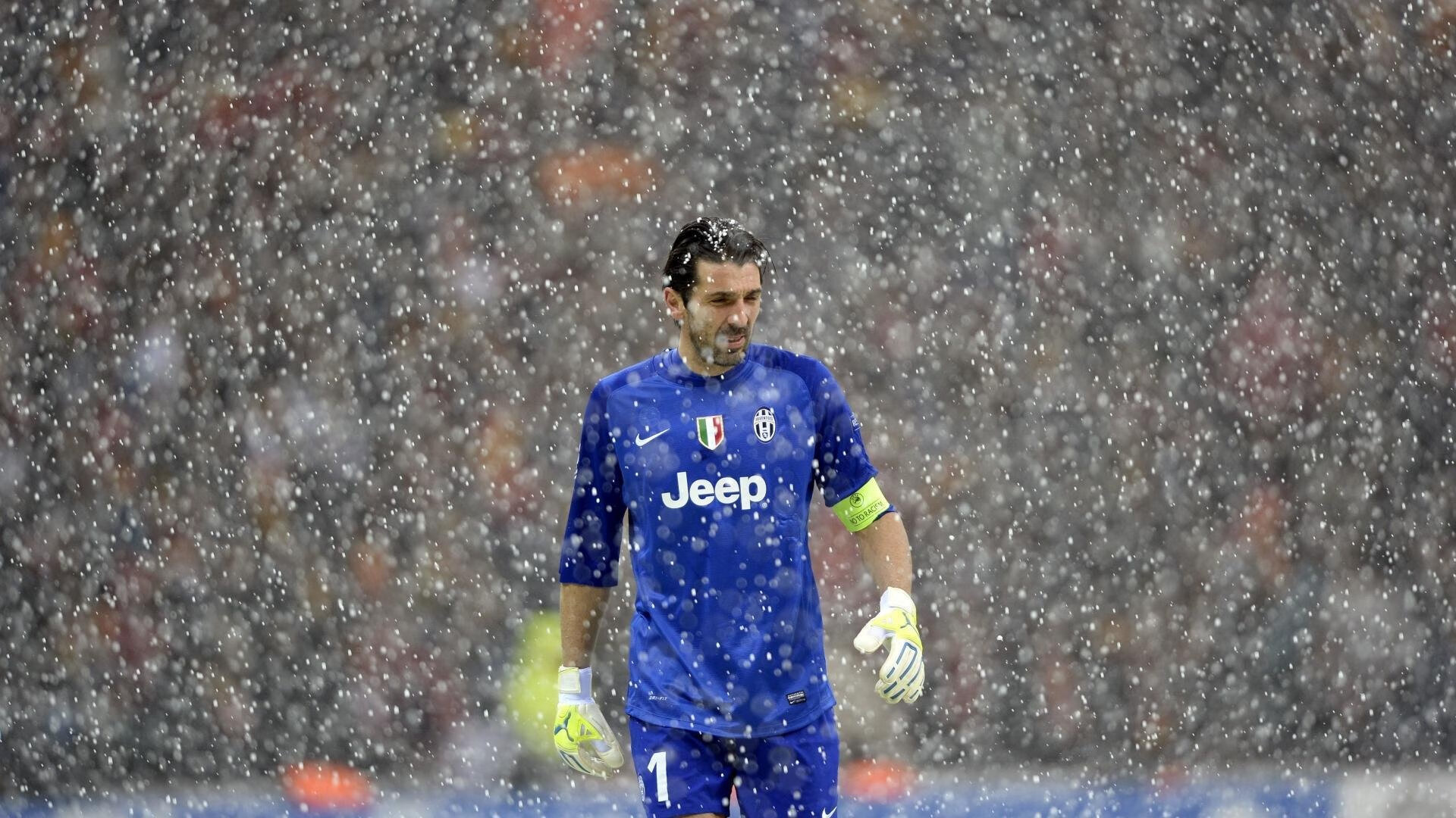 欧冠淘汰赛之夜,爱德华兹关键回合不手软,一球定乾坤